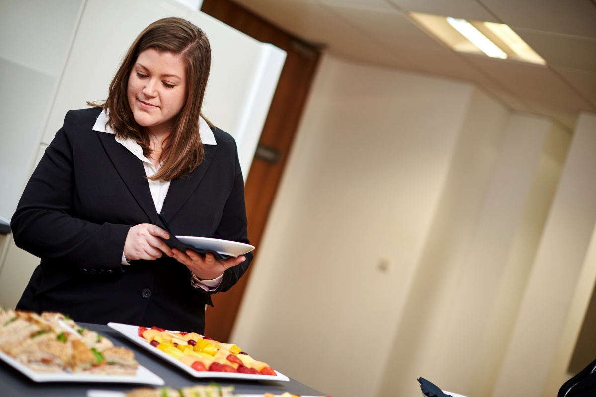 Business woman choosing healthy food